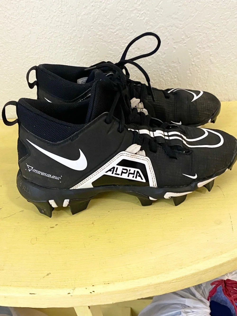 Nike Fast Flex  Size 6  Women’s Black Soccer Cleats
